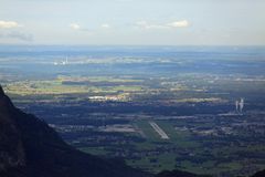 Blick von der Rossfeld-Panoramastr. auf den Flughafen Salzburg