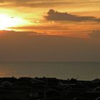 Blick von der "Roten Bank" auf den Ferienort Harrerenden und das Meer beim Sonnenuntergang.