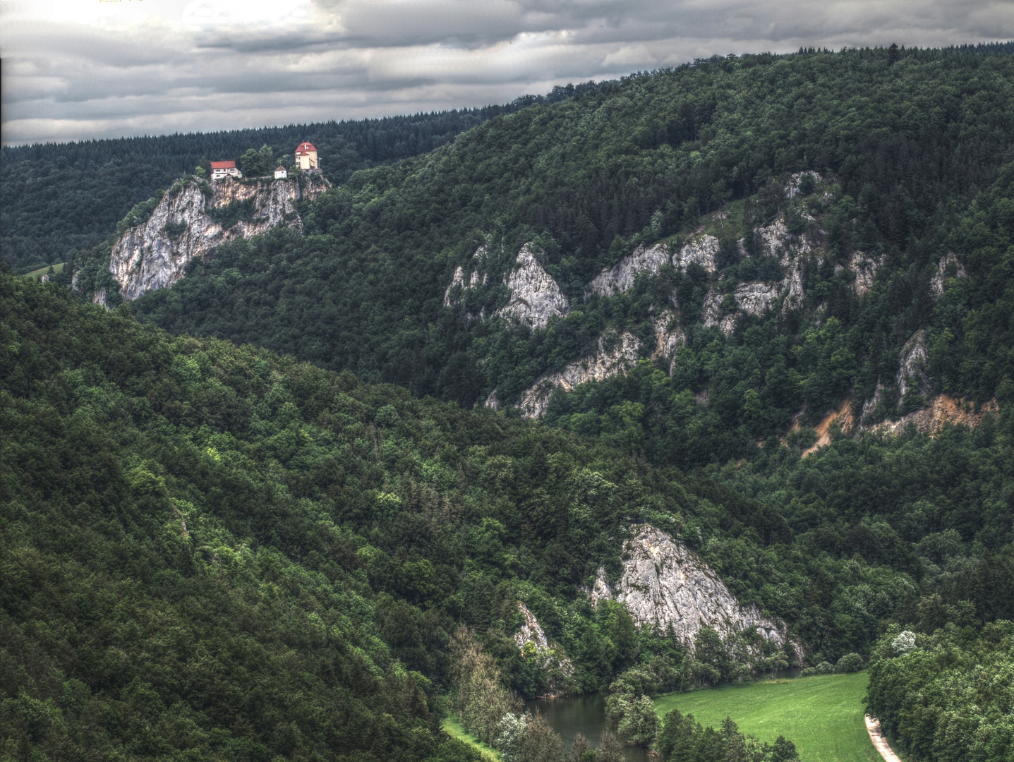 Blick von der Ruine Kallenberg auf Schloss Bronnen