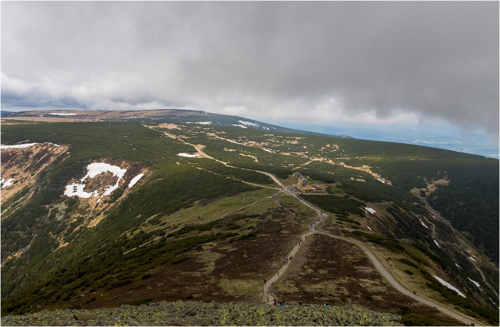 Blick von der Schneekoppe auf die Schlesierbaude