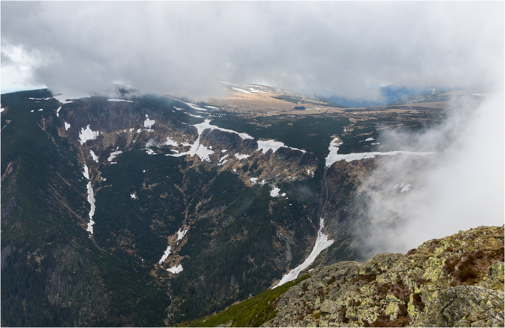 Blick von der Schneekoppe auf die Wiesenbaude