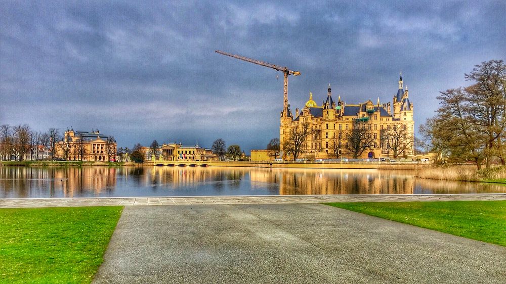 Blick von der "schwimmenden Wiese" auf Schloss Museum und Theater