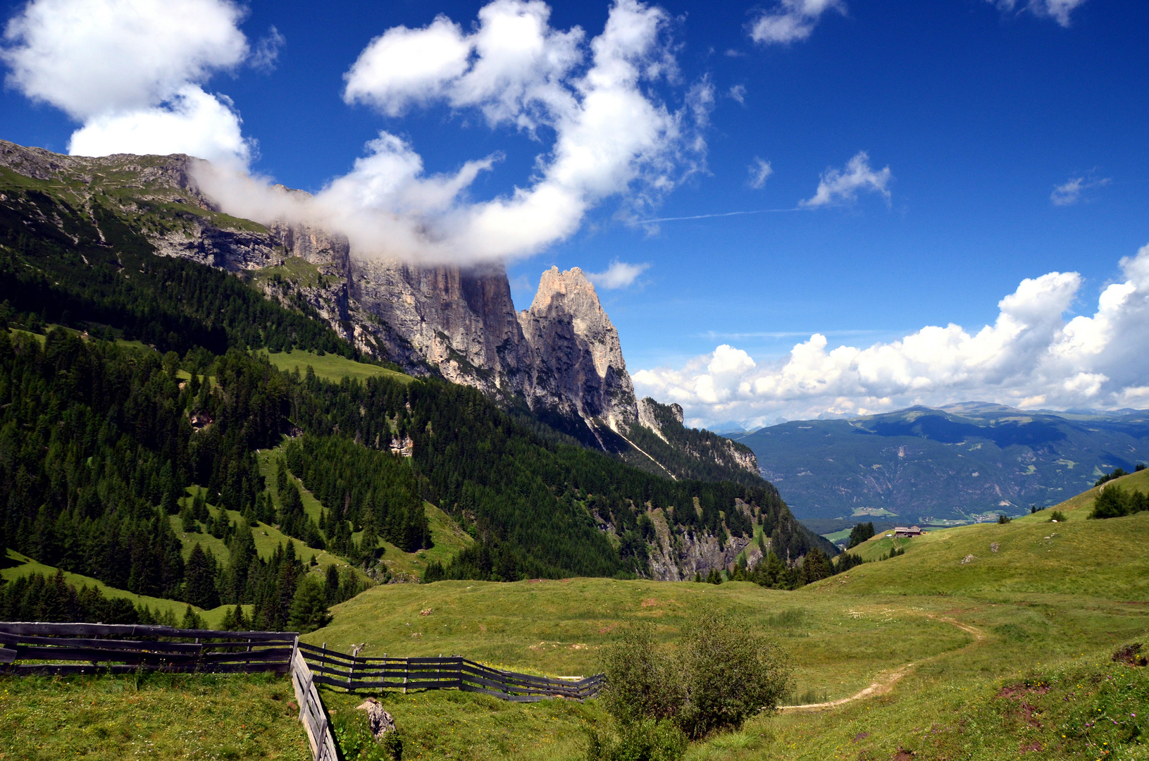 Blick von der Seiseralm ins Tal (links der "Hausberg" Schlern)