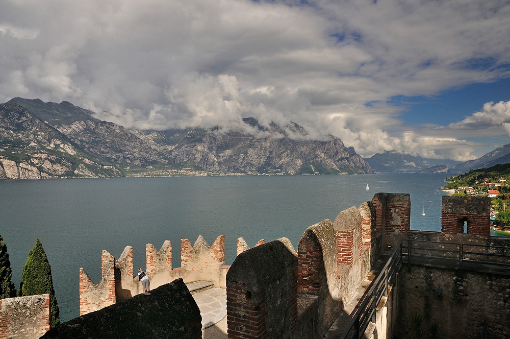 Blick von der Skaligerburg auf den Gardasee, auf der anderen Seite.....