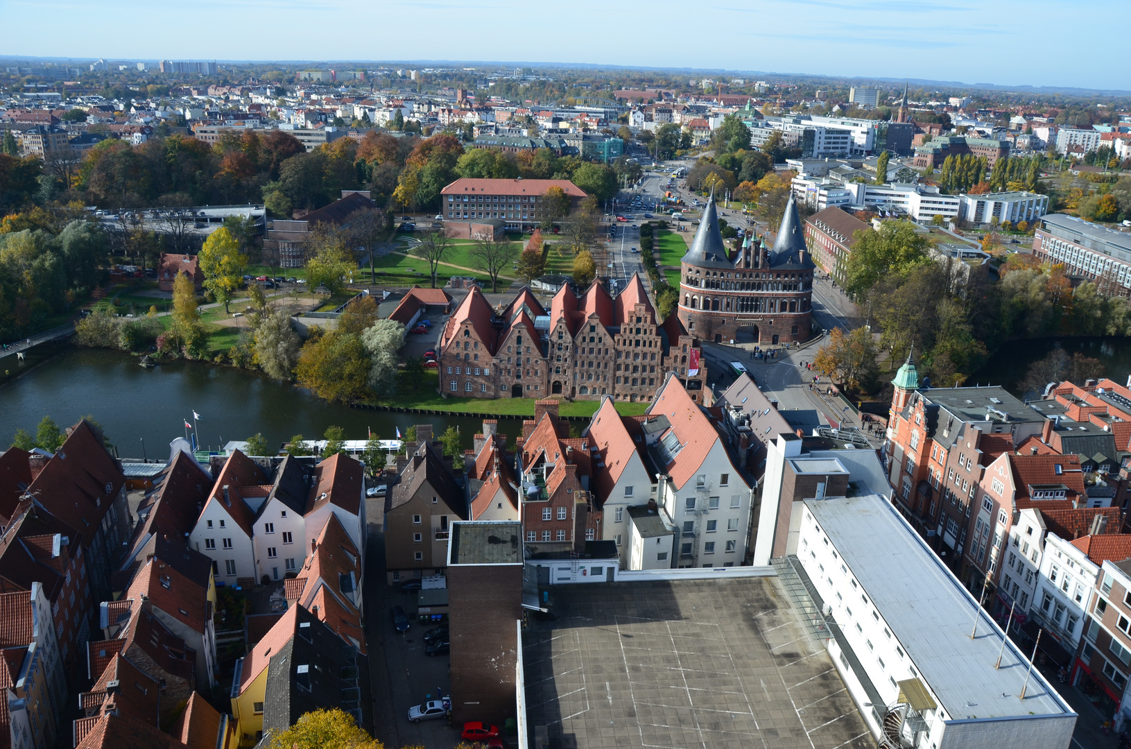 Blick von der St. Petri Kirche auf das Holsten Tor und Umgebung