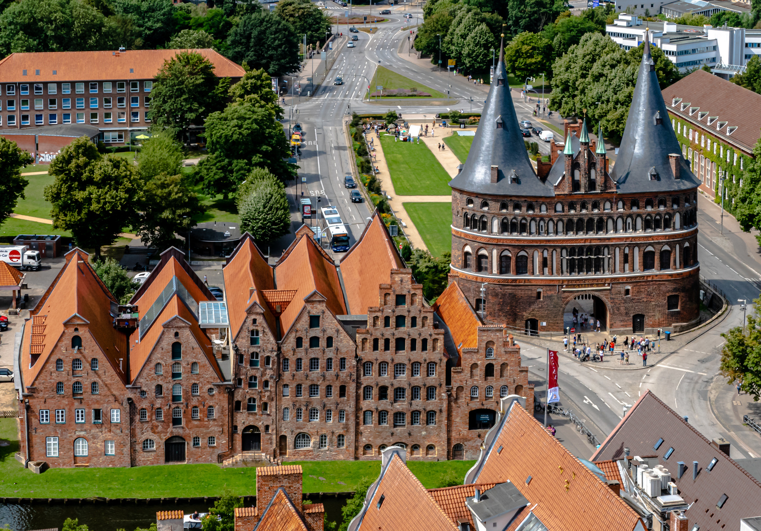 Blick von der St. Petrikirche auf die Salzspeicher und das Holstentor