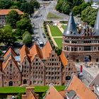 Blick von der St. Petrikirche auf die Salzspeicher und das Holstentor