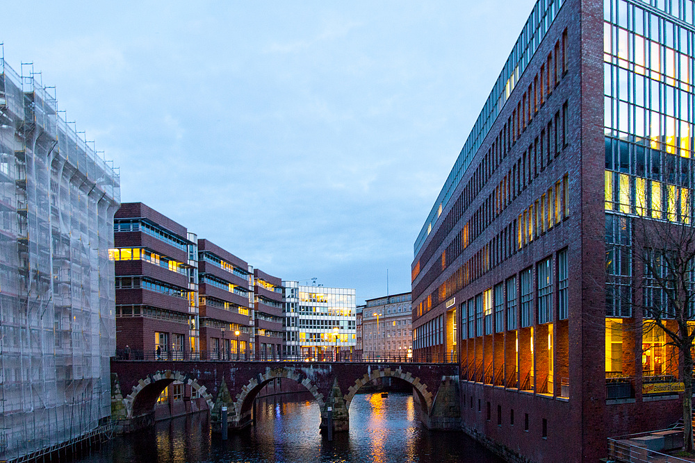 Blick von der Stadthausbrücke in Hamburg