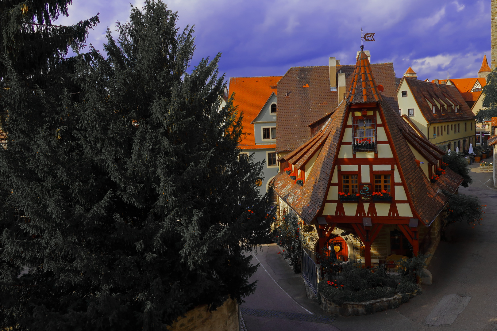 Blick von der Stadtmauer auf die Alte Schmiede