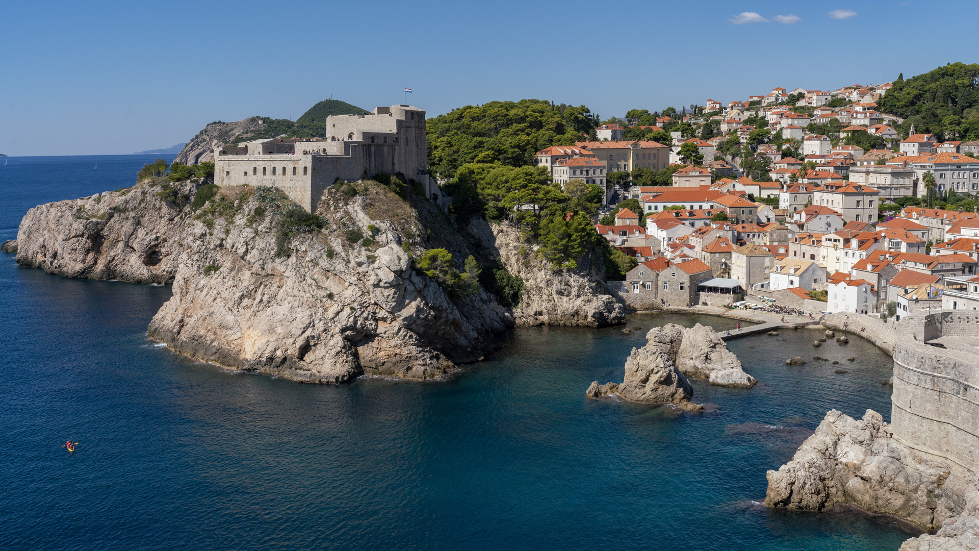 Blick von der Stadtmauer in Dubrovnik auf Bucht und Festung