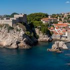 Blick von der Stadtmauer in Dubrovnik auf Bucht und Festung