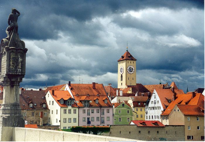 Blick von der Steinernen Brücke auf Regensburg