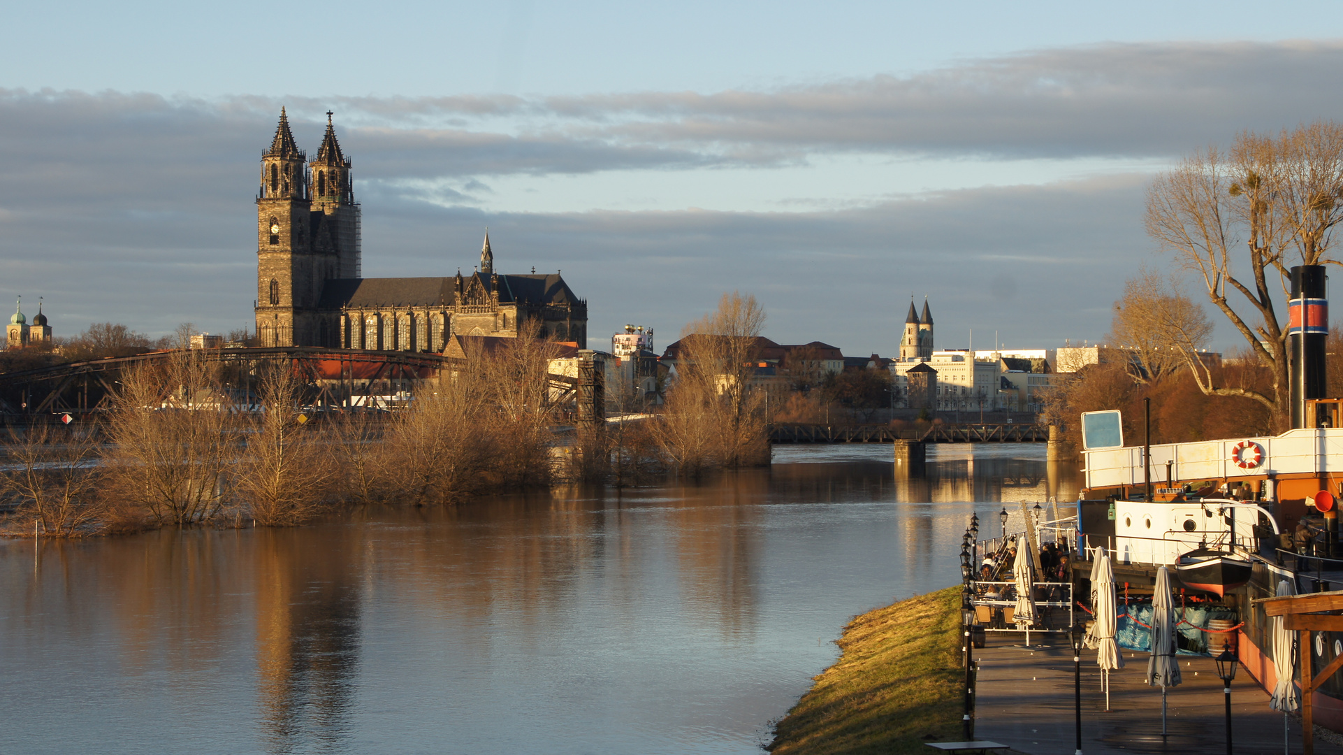 Blick von der Sternbrücke zum Dom mit SD Würtemberg