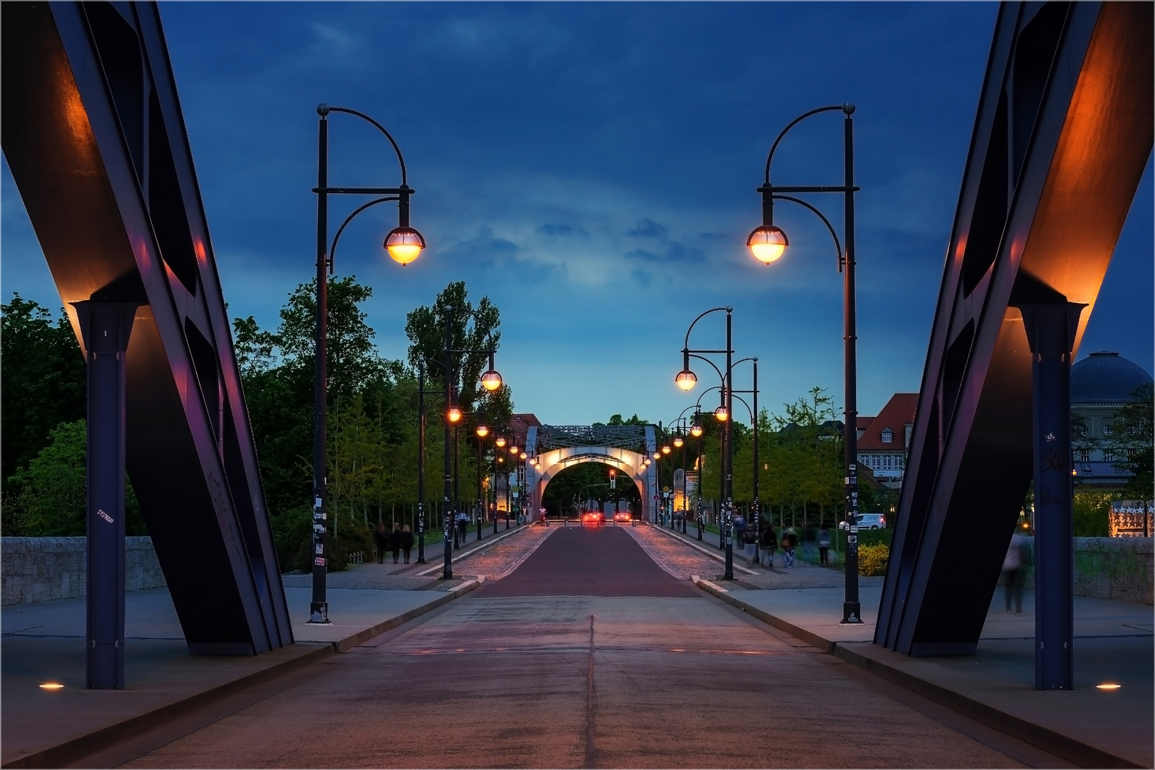 Blick von der Sternbrücke zur Brücke über dem einstigen Elbbahnhof