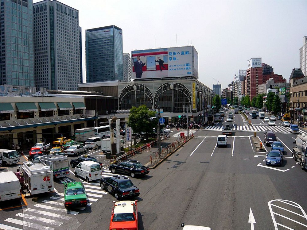 Blick von der Straßenbrücke auf Shinagawa-Station, Tokio