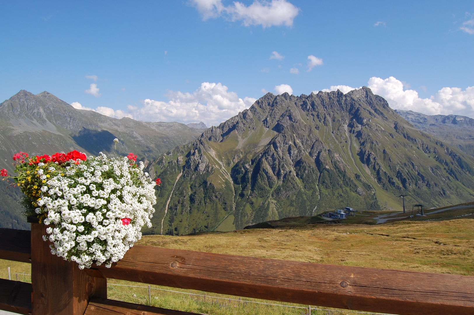 Blick von der Terrasse des Schafberghüslis zu den Ritzenspitzen