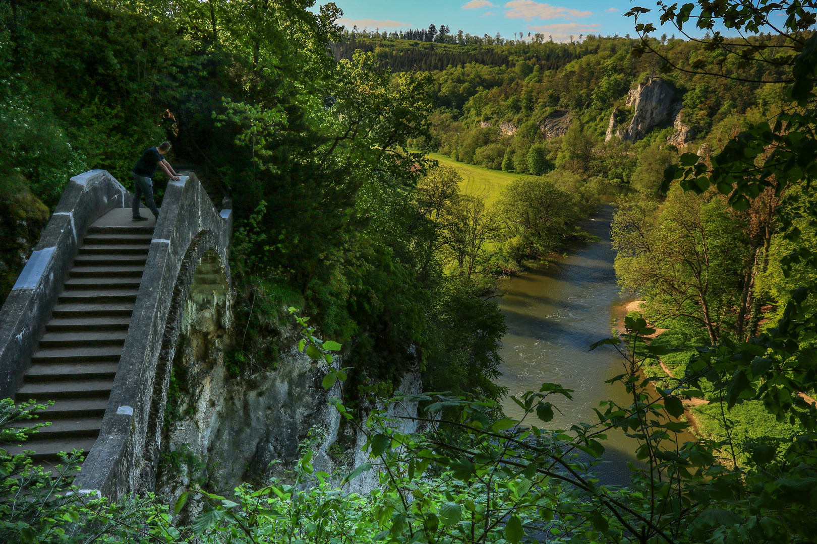 Blick von der Teufelsbrücke in das darunterliegende Donautal