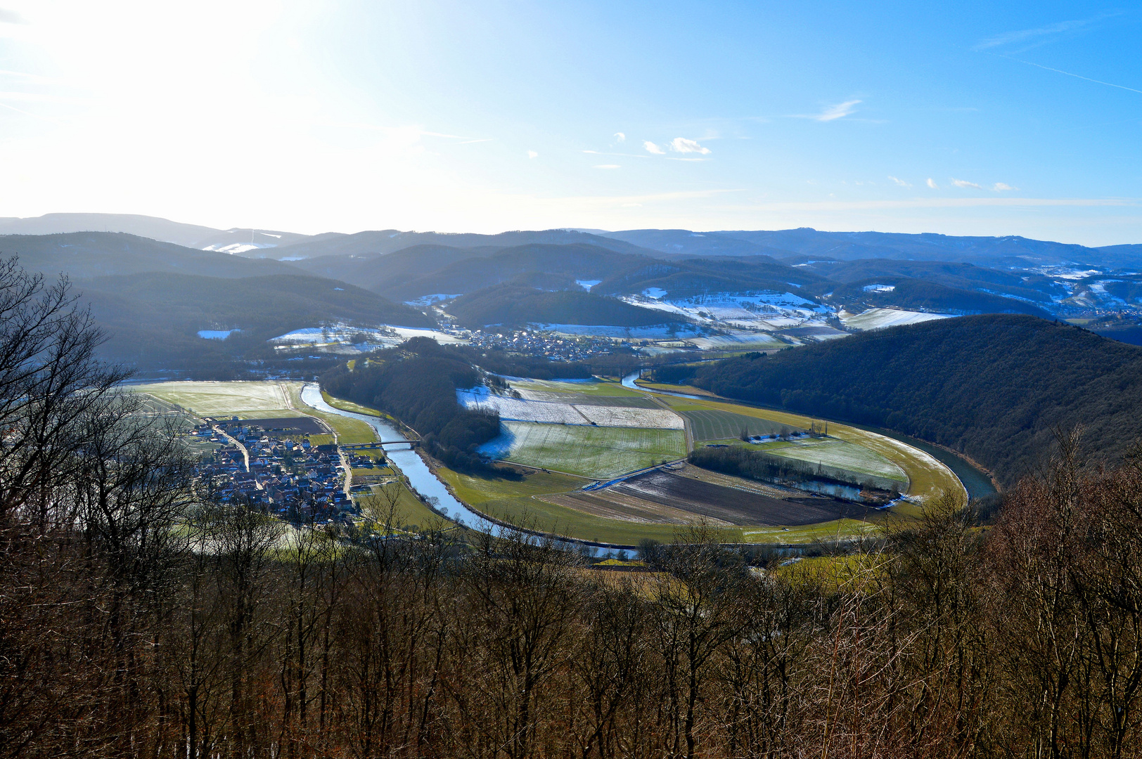 Blick von der Teufelskanzel auf die Werra und das Stockmacherdorf Lindewerra