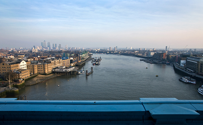 Blick von der Tower Bridge über London