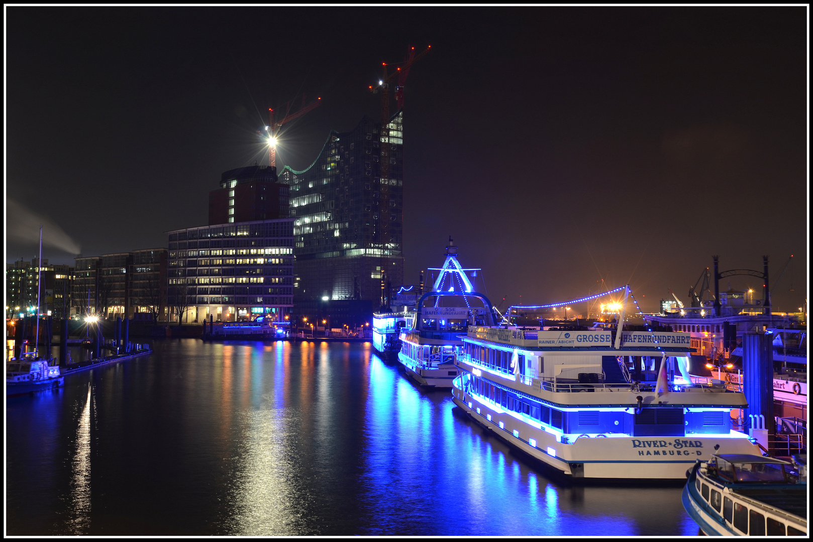 Blick von der Überseebrücke zur Elbphilhamonie - Hamburg - Deutschland