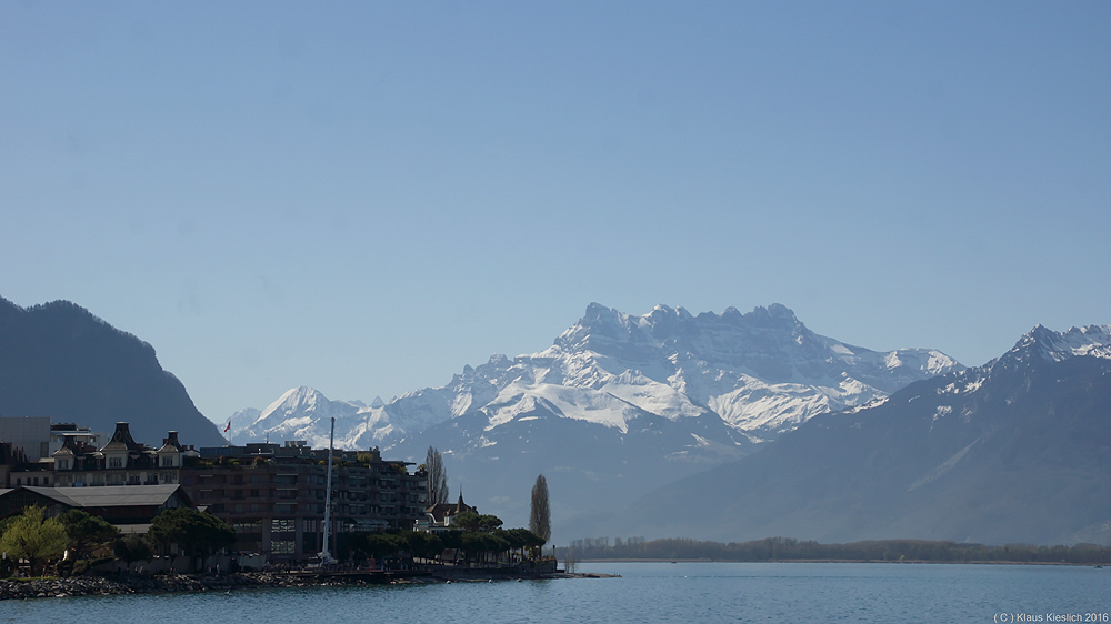 Blick von der Uferpromenade in Montreux über den Genfer See