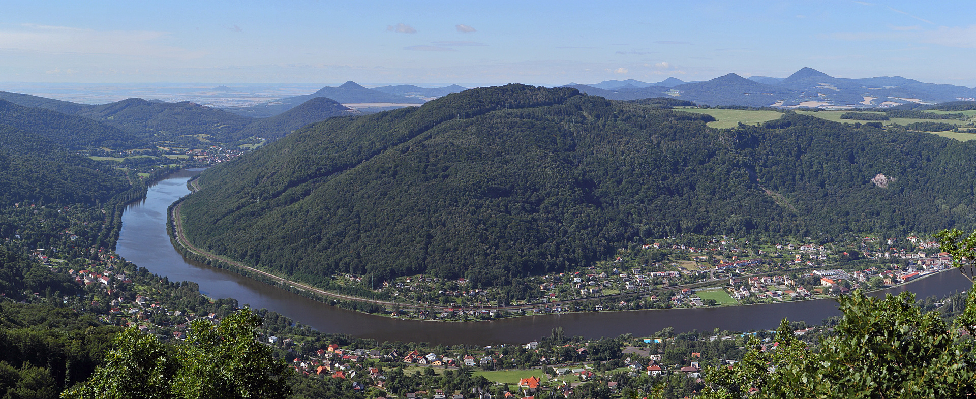 Blick von der Vysoky Ostry  (Hohe Wostrey)  hoch über Usti nad Labem  (Aussig)...