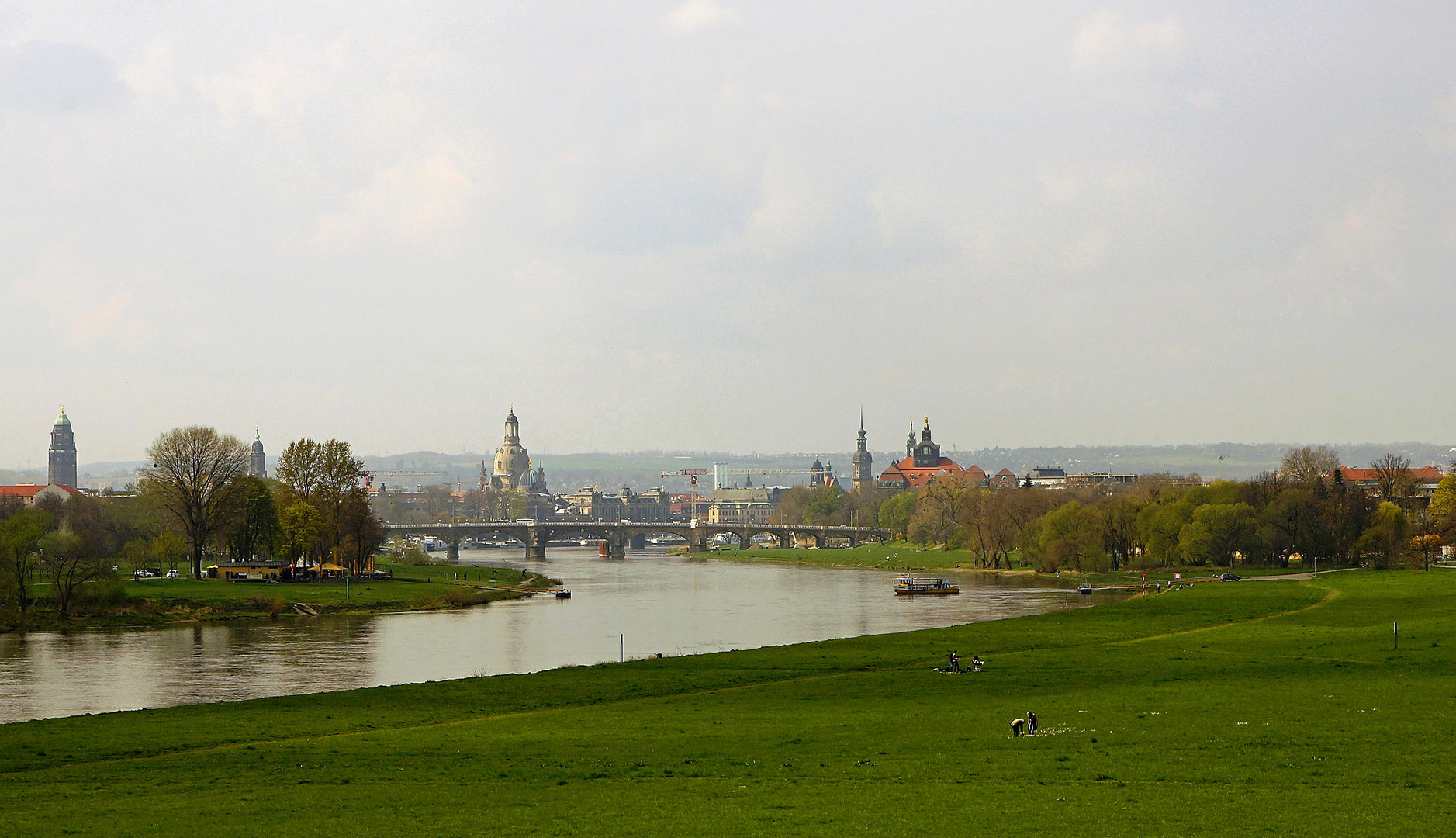 Blick von der Waldschlößchenbrücke ...