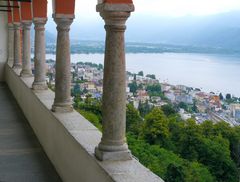 Blick von der Wallfahrtskirche Madonna del Sasso auf Locarno