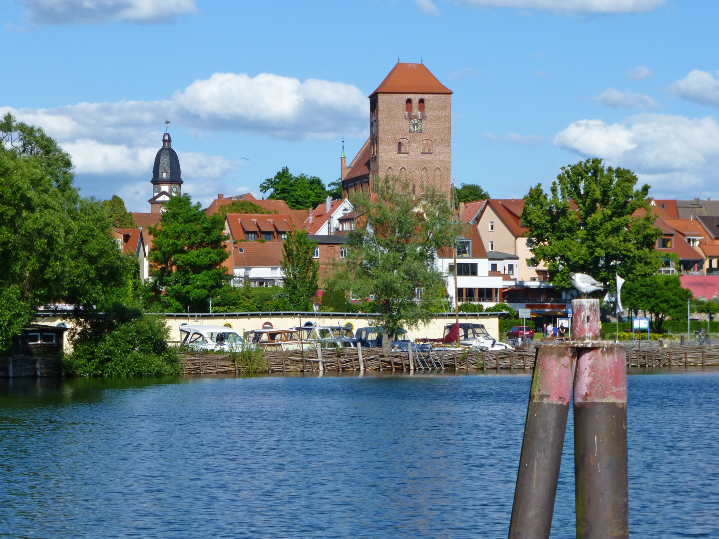 Blick von der Warener Kietzbrücke auf die beiden Kirchtürme der Stadt