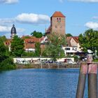 Blick von der Warener Kietzbrücke auf die beiden Kirchtürme der Stadt