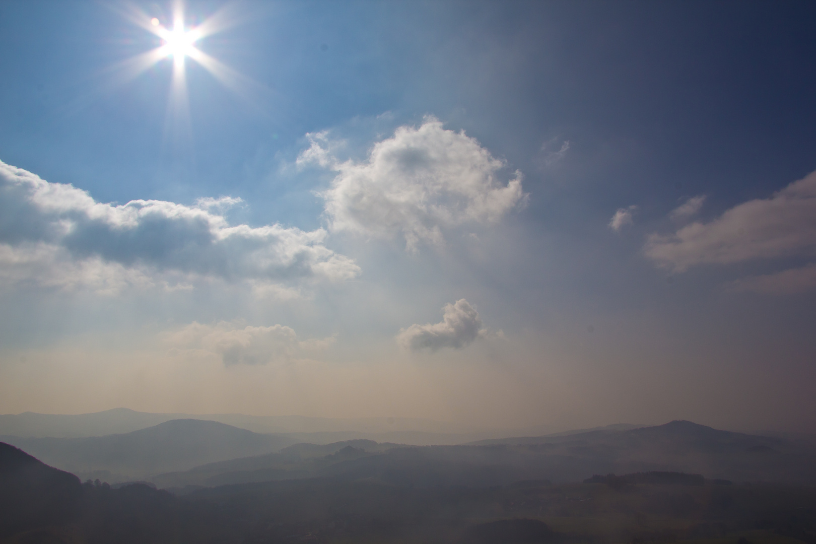 Blick von der Wasserkuppe auf neblige Täler