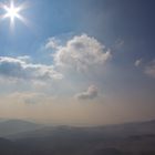 Blick von der Wasserkuppe auf neblige Täler