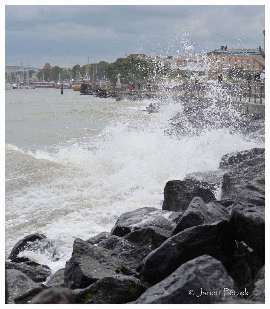 Blick von der Westmole auf Warnemünde...