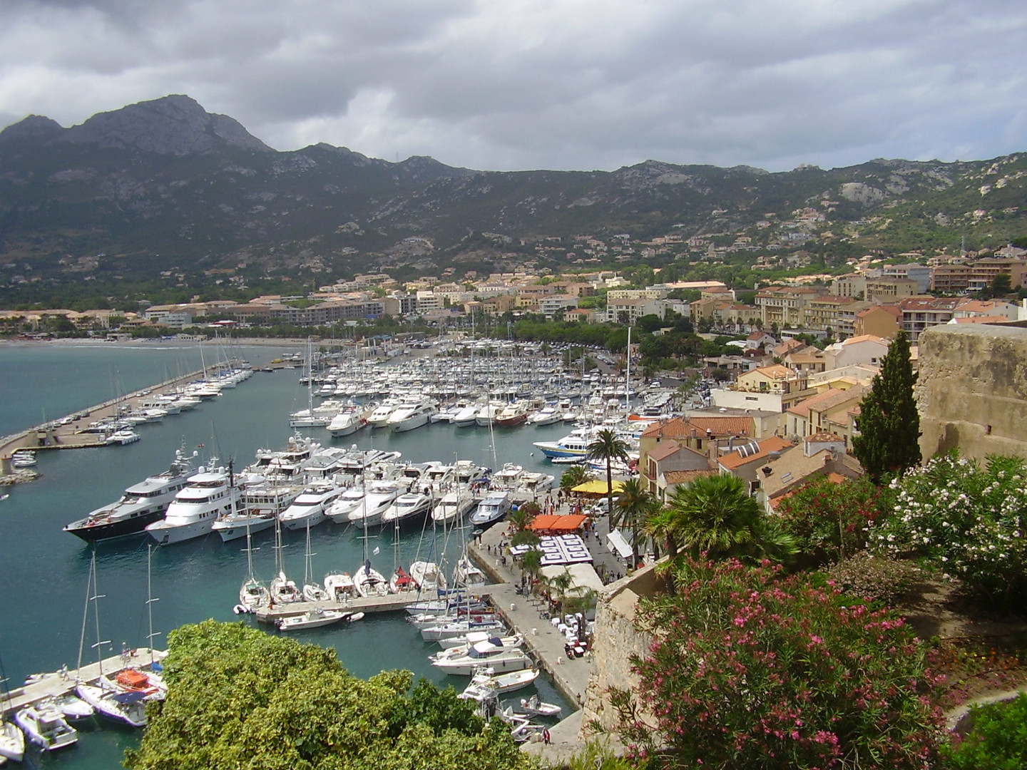 Blick von der Zitadelle auf den Hafen von Calvi