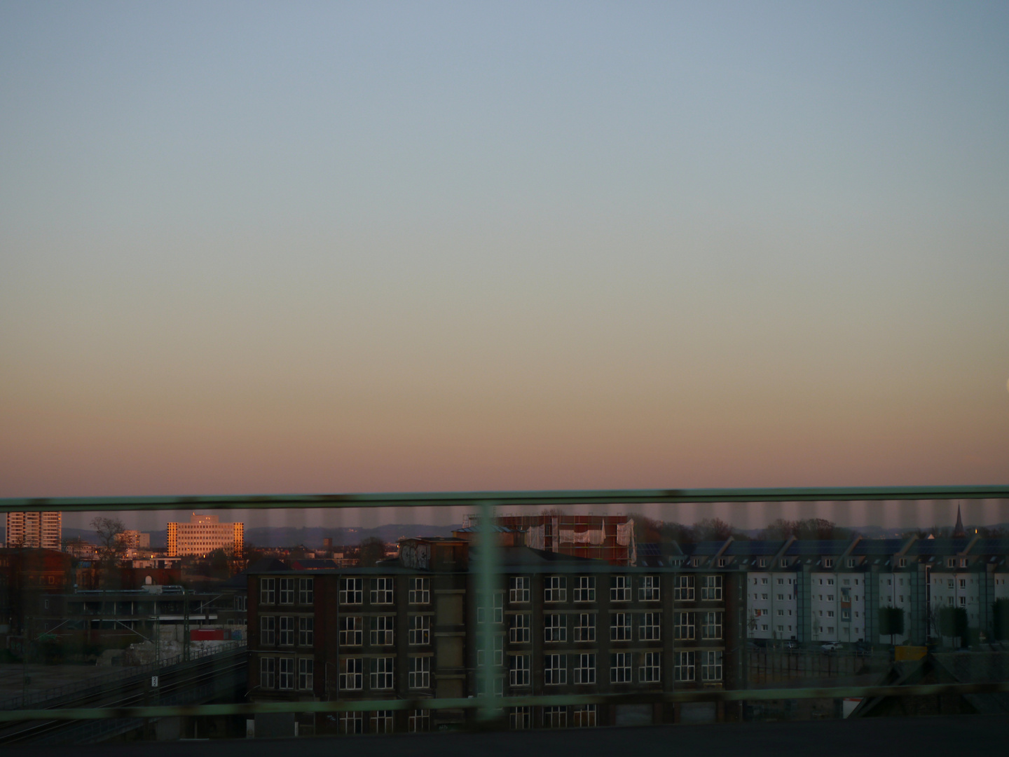 Blick von der Zoobrücke in Köln im Abendlicht