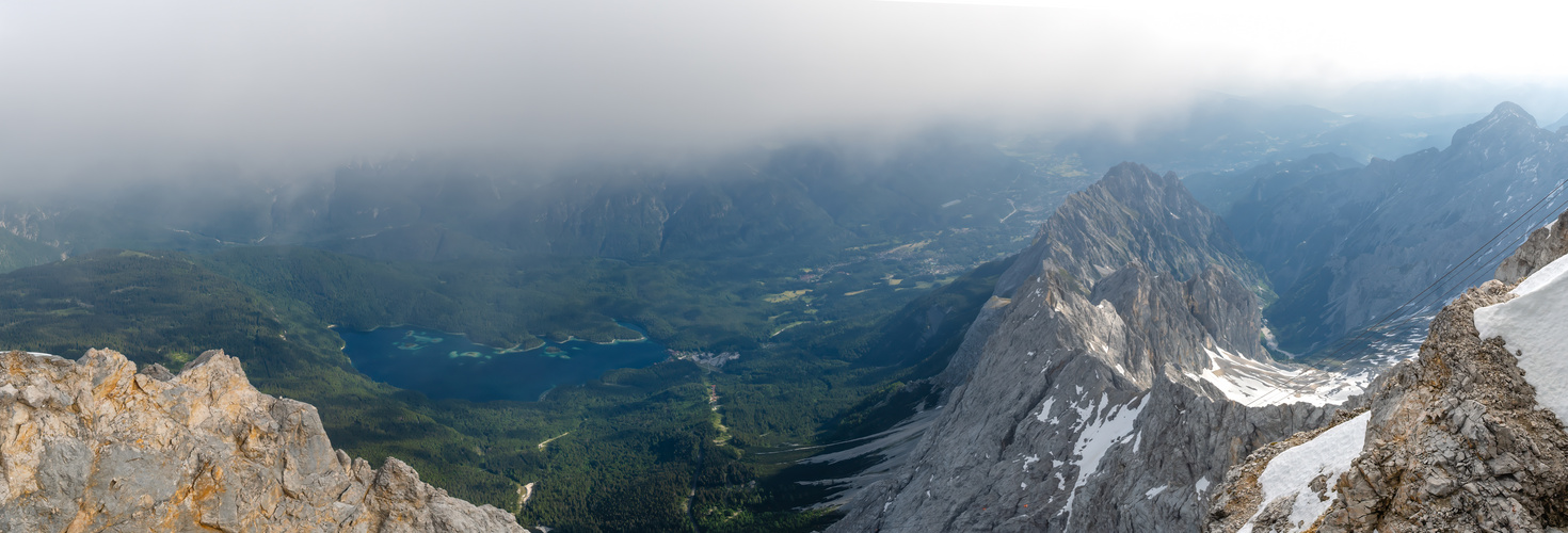 Blick von der  Zugspitze auf den Eibsee