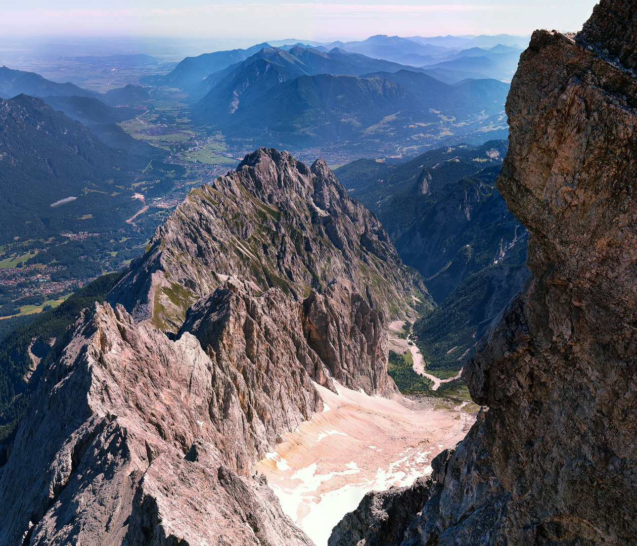 Blick von der Zugspitze ins Werdenfelser Land