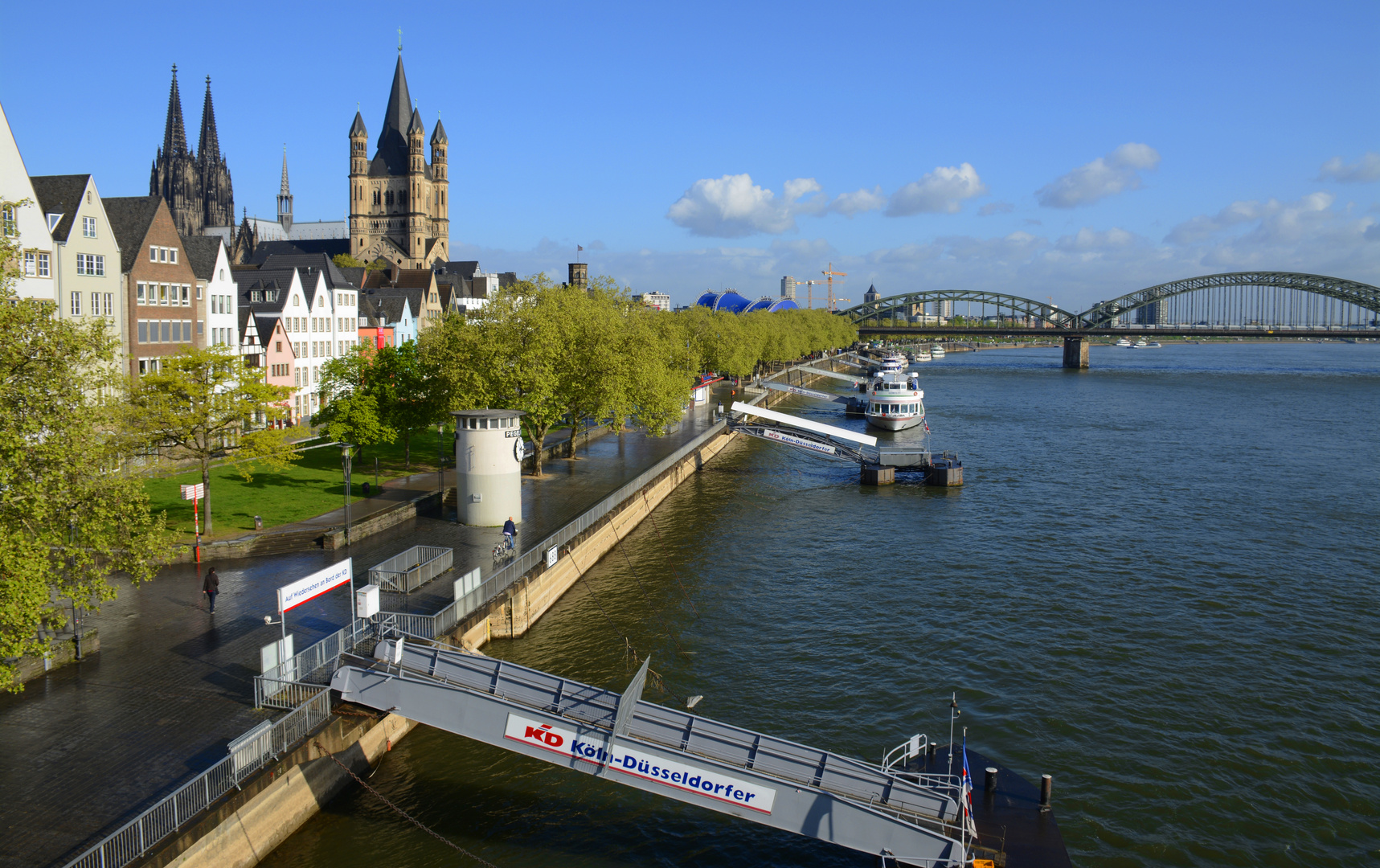 Blick von Deutzer Brücke auf den Rhein und die Rheinuferpromenade