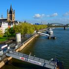 Blick von Deutzer Brücke auf den Rhein und die Rheinuferpromenade