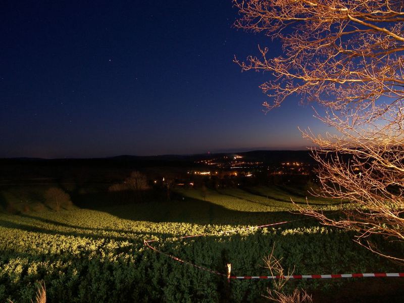 Blick von einem Berg von Weifa während des Osterfeuers