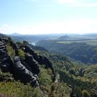 Blick von einer alten Bank in den Schrammsteinen