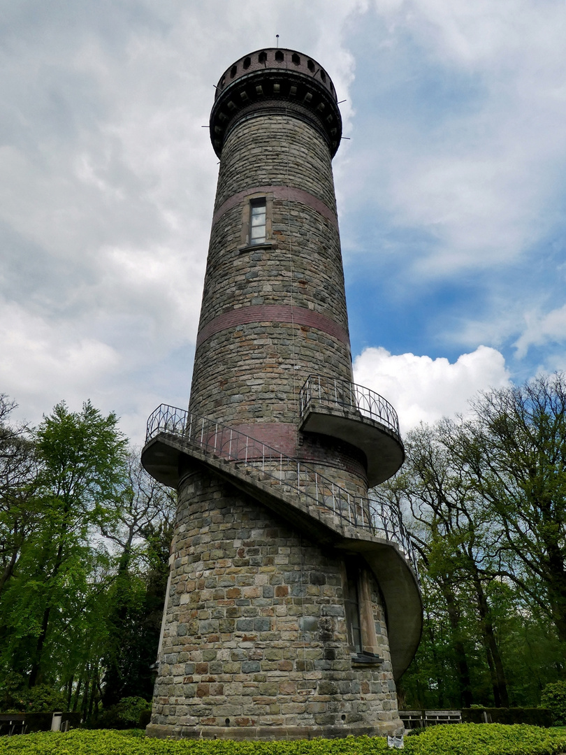 Blick von einer Bank zum Toelleturm