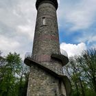 Blick von einer Bank zum Toelleturm