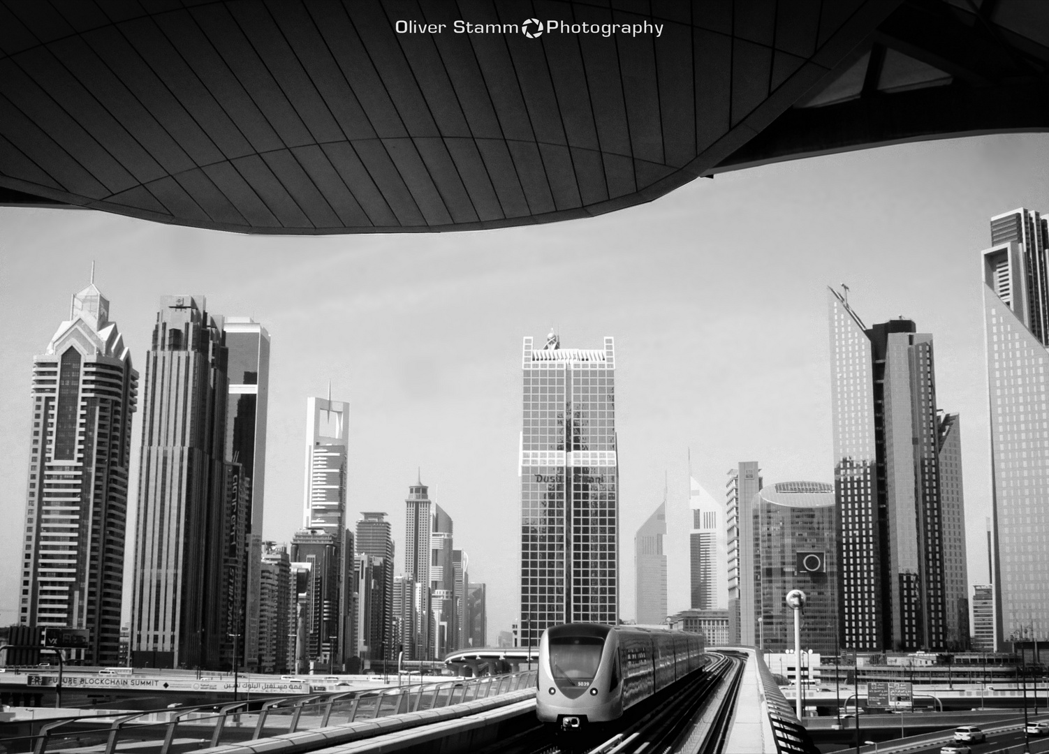 Blick von einer Haltestelle der Dubai Metro. The view from a stop on the Dubai metro.