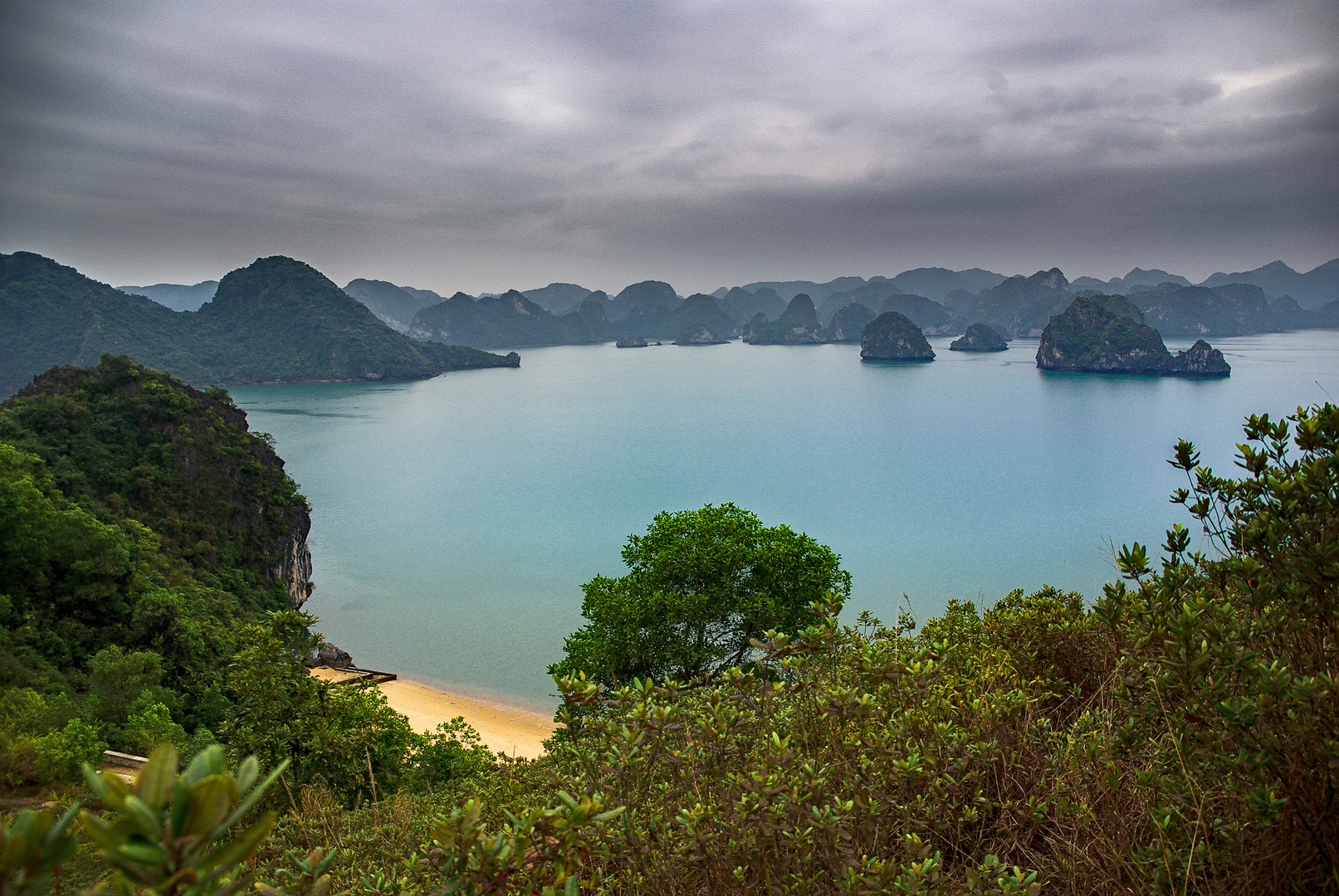 Blick von einer unbewohnten Insel auf die Halong-Bay