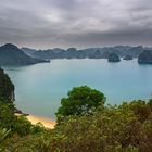 Blick von einer unbewohnten Insel auf die Halong-Bay