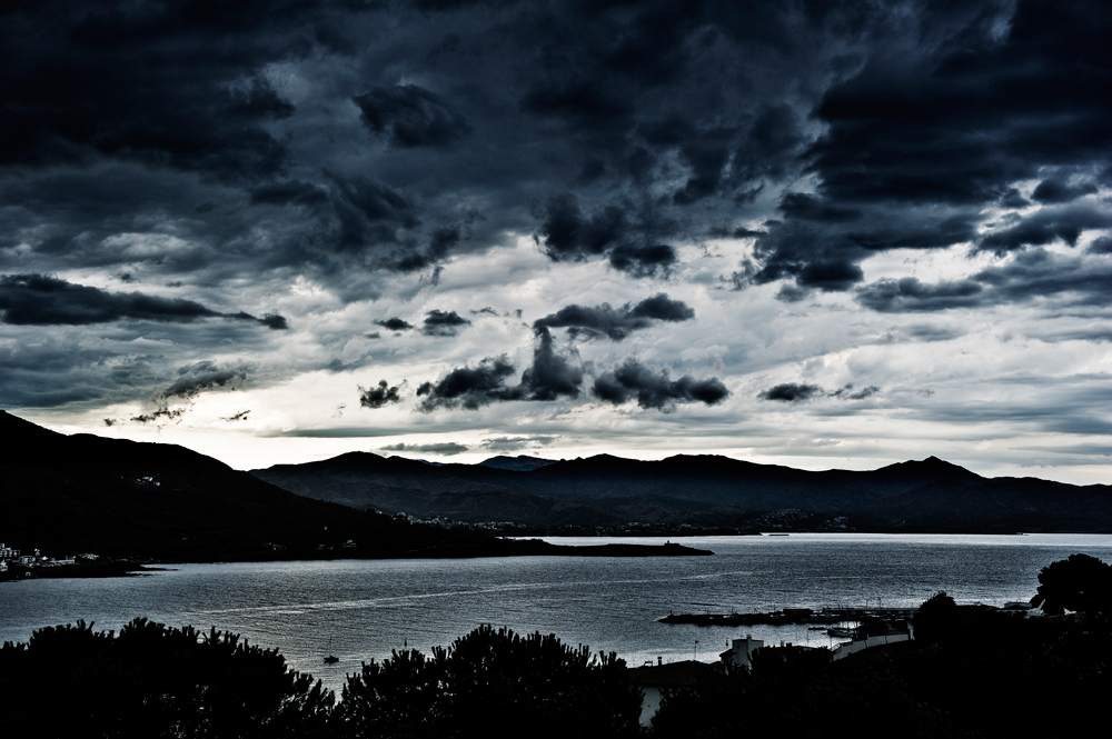 Blick von El Port auf die Pyrenäenausläufer