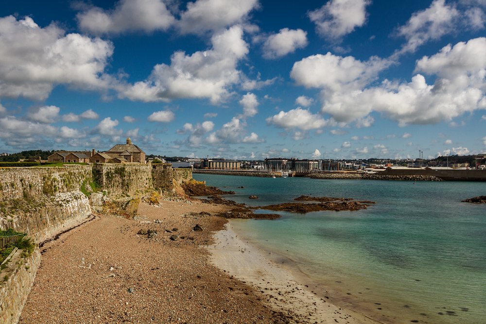 Blick von Elisabeth Castle auf Jersey