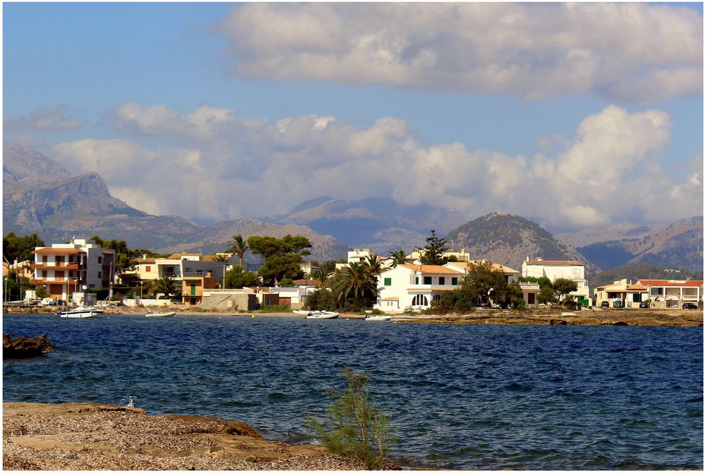 Blick von Es Mal Pas über die Bucht von Pollensa in Richtung Tramuntana