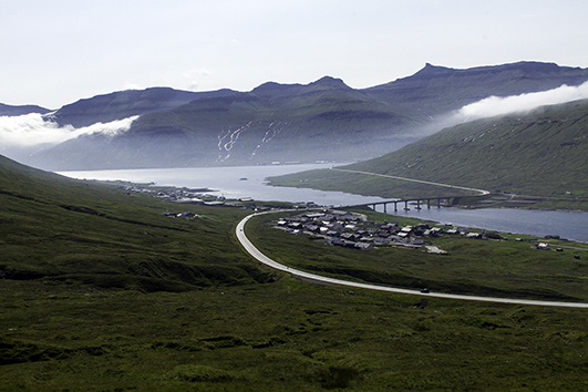 Blick von Eysturoy nach Streymoy_Brücke zwischen den Inseln